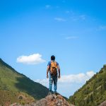 Homme au sommet d'une montagne